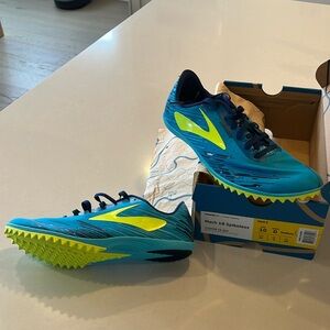 Men’s Mach 18 Spikeless Cross-Country Race shoe. Size 10 Med. D wide.